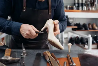 Artesão trocando salto de calçado em Franca.
